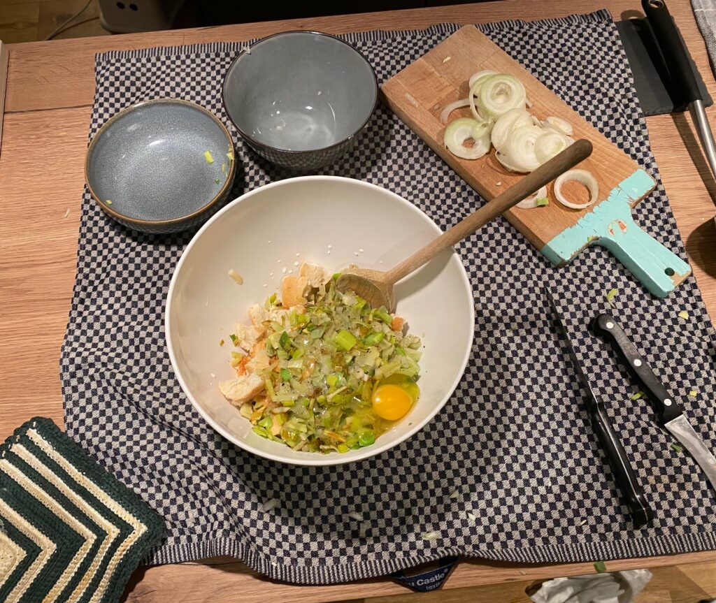 Zum Advent etwas Raffiniertes: Käseknödel im Wirsingblatt mit Petersile ...